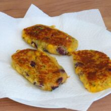 chiftele din piure de cartofi prajite, scoase pe prosoape de hartie