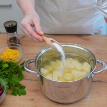 fierbere cartofi pentru piure in apa cu sare