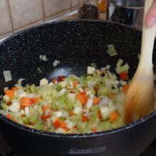Legume tocate – ceapă, praz, morcovi, țelină, ardei și păstârnac – puse la călit într-o oală cu ulei