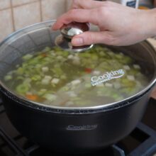 Legumele călite sunt acoperite cu apă caldă și lăsate la fiert într-o oală, cu capac, pe foc mediu