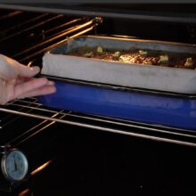 Drob fraged cu carne tocată, la gătit în cuptor, în tava de chec