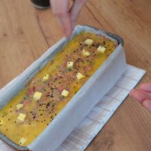 Drob cu carne tocată, nivelat și uns cu ou bătut, gata de copt