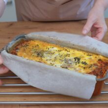 Drob cu carne tocată de porc și de vită rumenit, lăsat la răcit în tavă