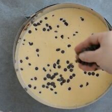 picaturi de ciocolata presarate peste umplutrua de branza dulce pentru pasca de Paște