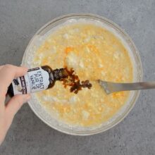 pregătire umplutură de brânză dulce pentru rețeta de pască cu ciocolată pentru masa de Paște