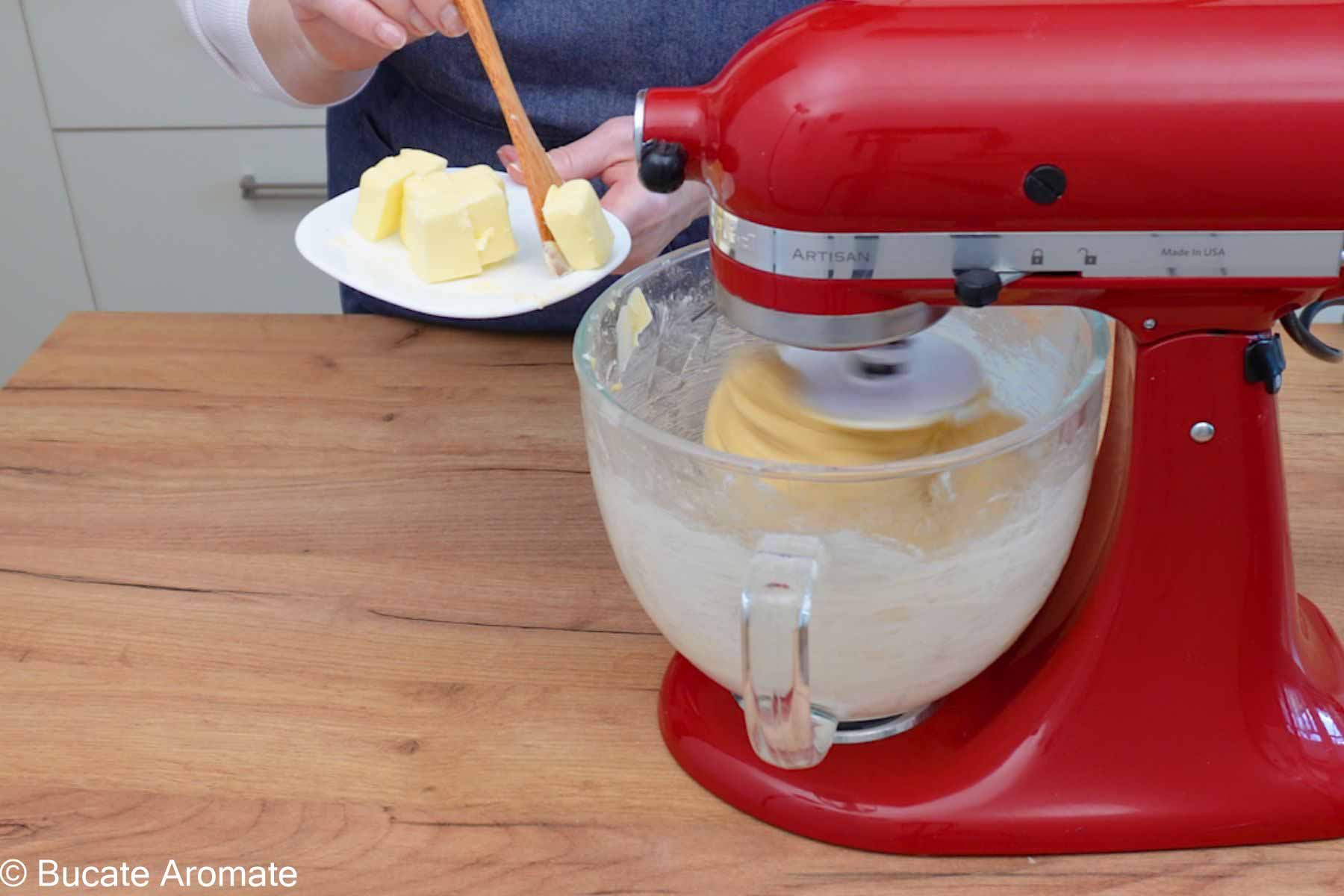 Cuburi de unt moale adăugate treptat în aluatul de Babka în timpul frământării