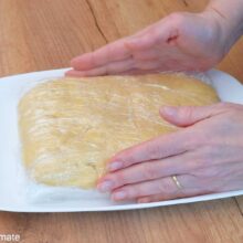 Aluat neted, frumos frământat, modelat pătrat și pregătit pentru dospire lentă la rece