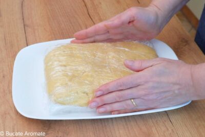 Aluat neted, frumos frământat, modelat pătrat și pregătit pentru dospire lentă la rece