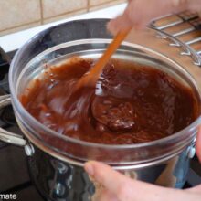 Ciocolată amăruie și unt topite la bain marie pentru crema de ciocolată a rețetei Babka