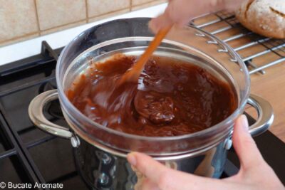 Ciocolată amăruie și unt topite la bain marie pentru crema de ciocolată a rețetei Babka