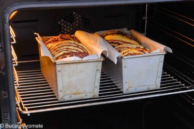 Babka cu ciocolată dospită frumos în tavă, gata de coacere