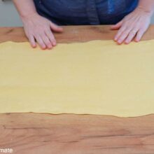 Aluatul de Babka după dospirea la rece, crescut și împărțit în două părți egale intinse in dreptunghi