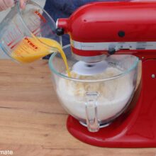 Lichidele turnate peste făină și drojdie în mixer, începutul frământării aluatului pentru Babka