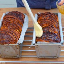 cozonaci Babka fierbinte unși generos cu sirop de zahăr și rom pentru extra luciu și umiditate