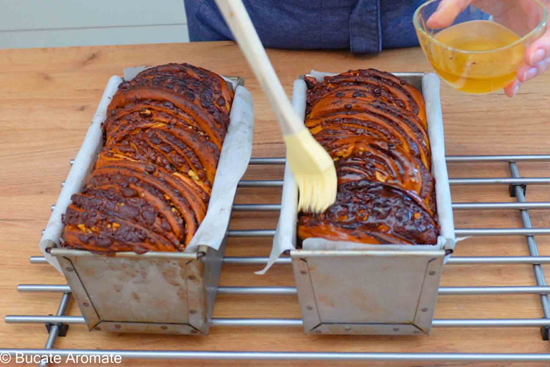 cozonaci Babka fierbinte unși generos cu sirop de zahăr și rom pentru extra luciu și umiditate