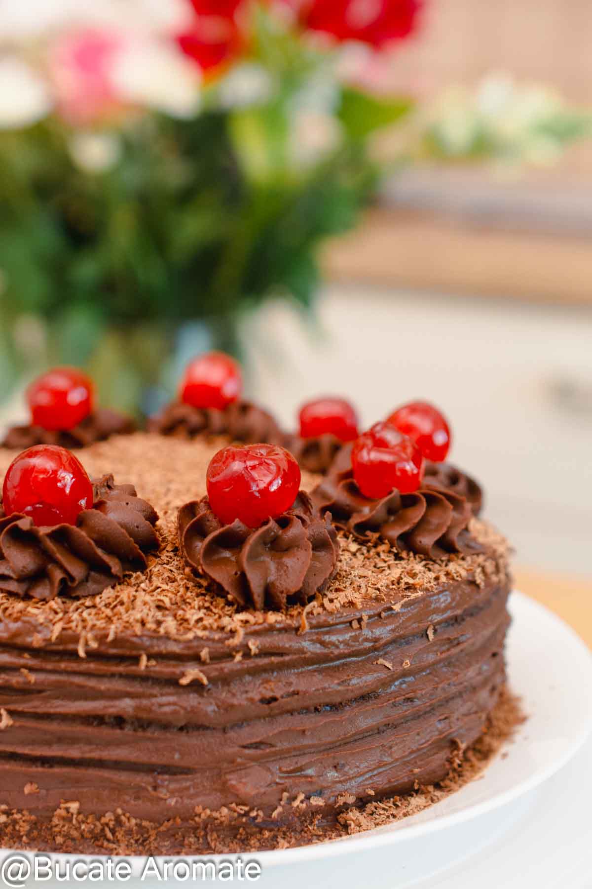 Tort de post cu ciocolată decorat cu aveline din cremă, cireșe confiate și ciocolată rasă