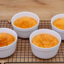 patru forme ceramice ramekin albe cu creme brulee pe gratar de racire
