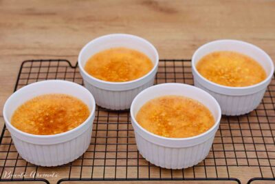 patru forme ceramice ramekin albe cu creme brulee pe gratar de racire