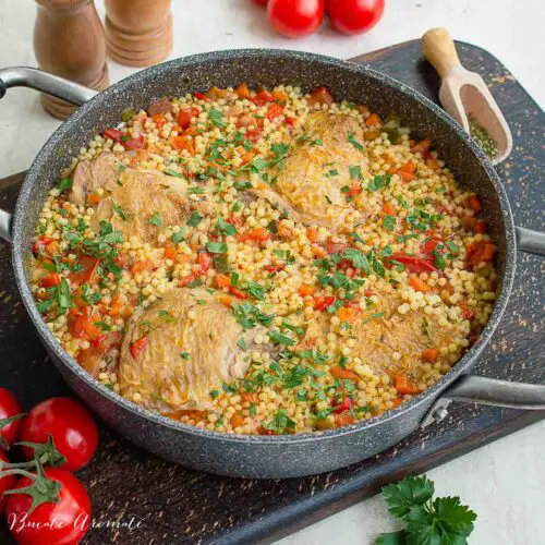 Mâncare cu cuscus, legume și carne de pui gătită în cratiță, gata de servire