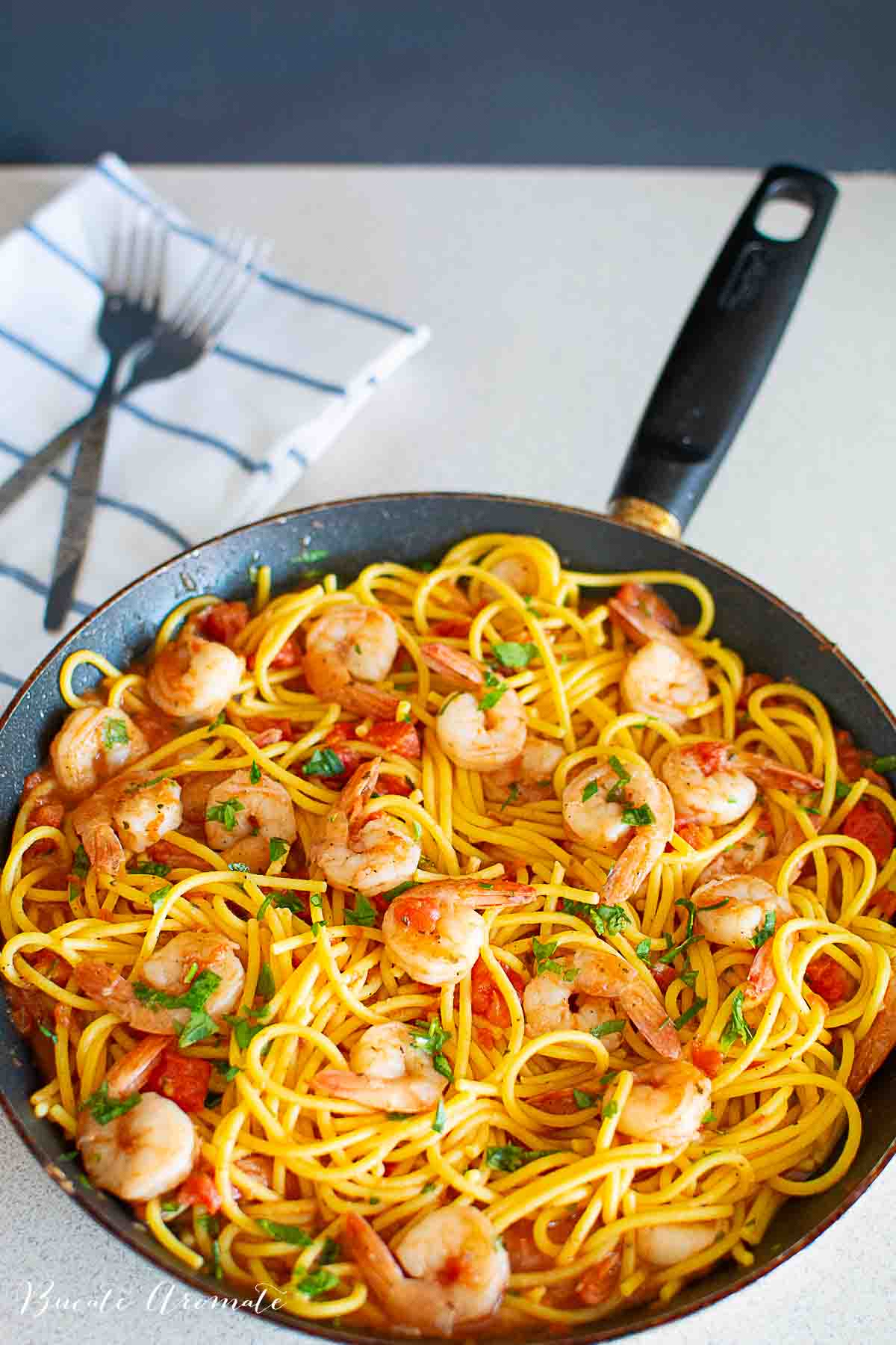 Spaghete cu creveți, roșii și usturoi, servite în tigaie – rețetă rapidă mediteraneană