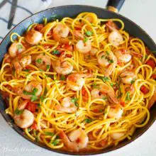 Spaghete cu creveți și sos de roșii – rețetă simplă și gustoasă, gata în 30 de minute