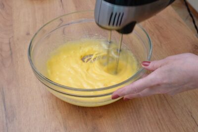 Gălbenușurile și zahărul bătute spumos cu mixerul pentru crema de bază.