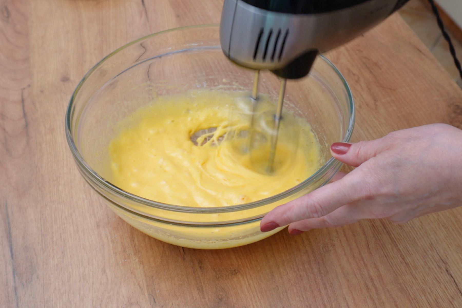 Gălbenușurile și zahărul bătute spumos cu mixerul pentru crema de bază.
