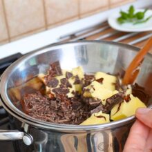 Unt și ciocolată amăruie topite la bain-marie într-un bol metalic – pas important pentru lava cake