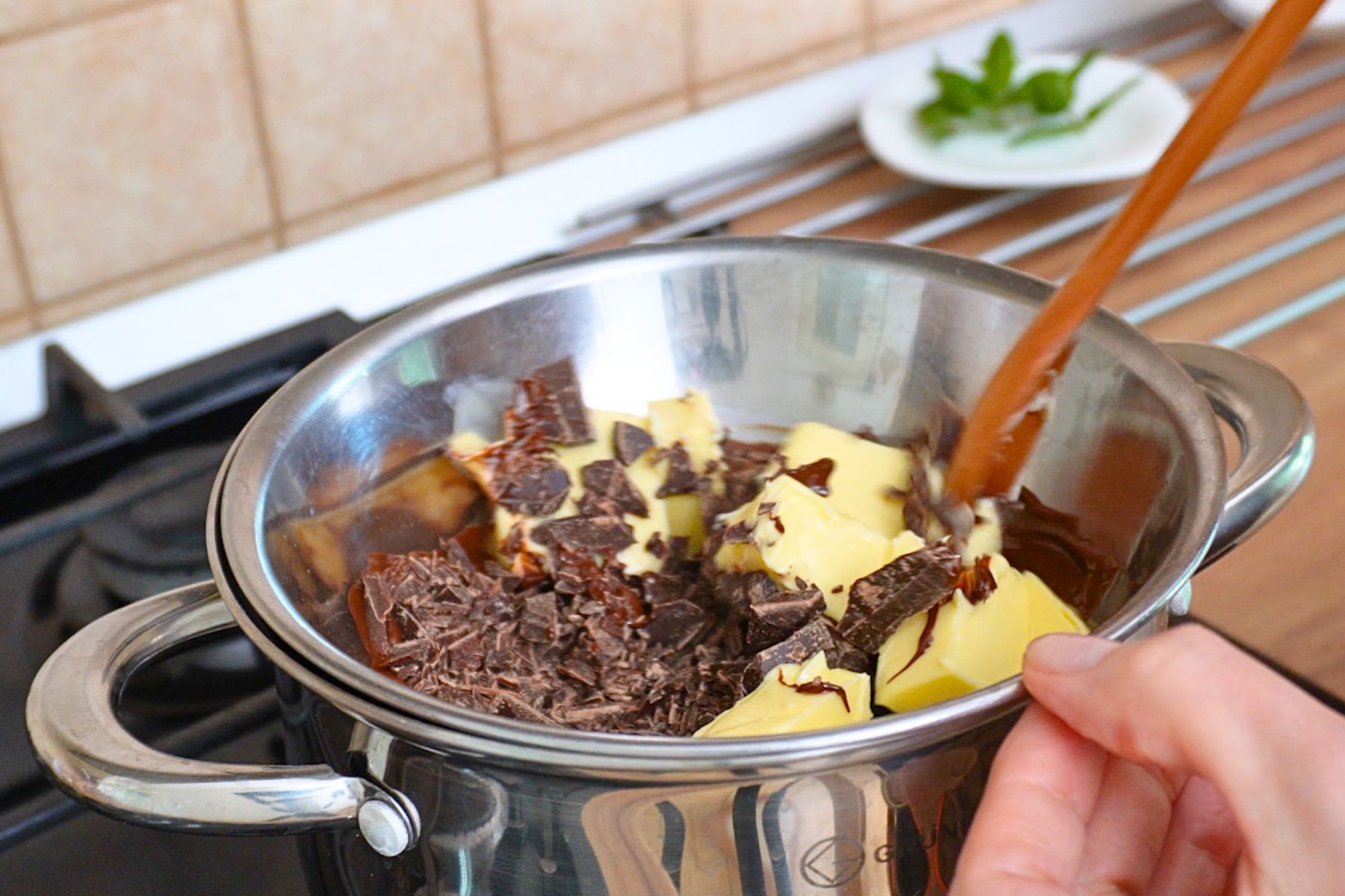 Unt și ciocolată amăruie topite la bain-marie într-un bol metalic – pas important pentru lava cake
