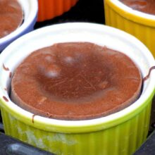 Lava cake copt perfect în ramekin, cu margini ferme și centru moale, gata de servit