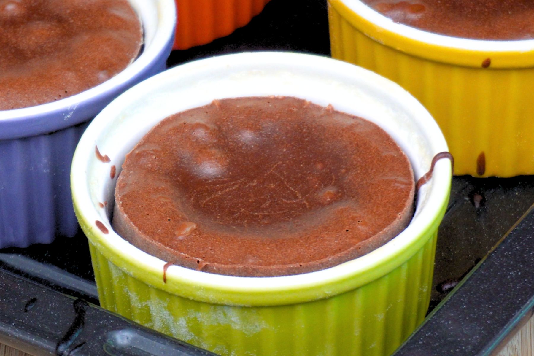 Lava cake copt perfect în ramekin, cu margini ferme și centru moale, gata de servit