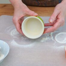 Forme ramekin unse cu unt și tapetate cu făină – pregătirea formelor pentru lava cake