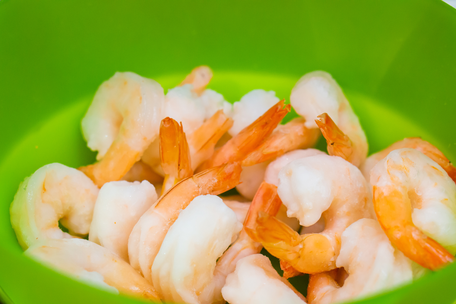 Creveți congelați decorticați, pregătiți pentru gătit în rețeta de spaghete cu fructe de mare