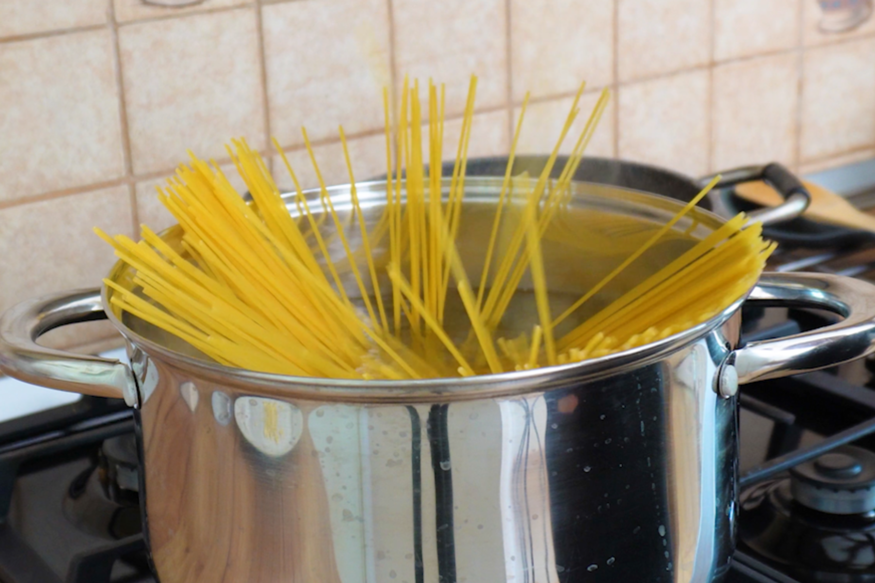 Spaghete puse la fiert în apă cu sare pentru rețeta de paste cu creveți