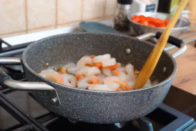 Creveți soté cu usturoi în ulei de măsline și unt pentru sos de paste