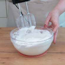 Albușuri bătute spumă pentru aluat de tort de clătite stratificat.