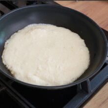 Clătită groasă și pufoasă pentru tort de clătite cu cacao, coaptă pe o parte.