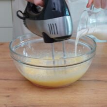 Gălbenușuri mixate cu zahăr, vanilie, unt și lapte pentru aluat de clătite ungurești.