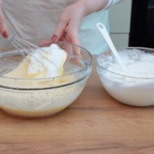 Albușurile bătute se încorporează în aluatul pentru tort de clătite cu cacao.