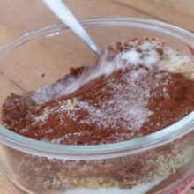 Cacao amestecata cu zahar și miez de nucă pentru umlerea tortului de clătite