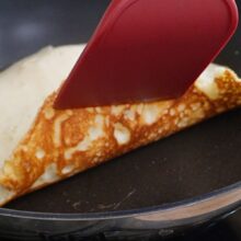 Verificare coacere clătită pe o parte