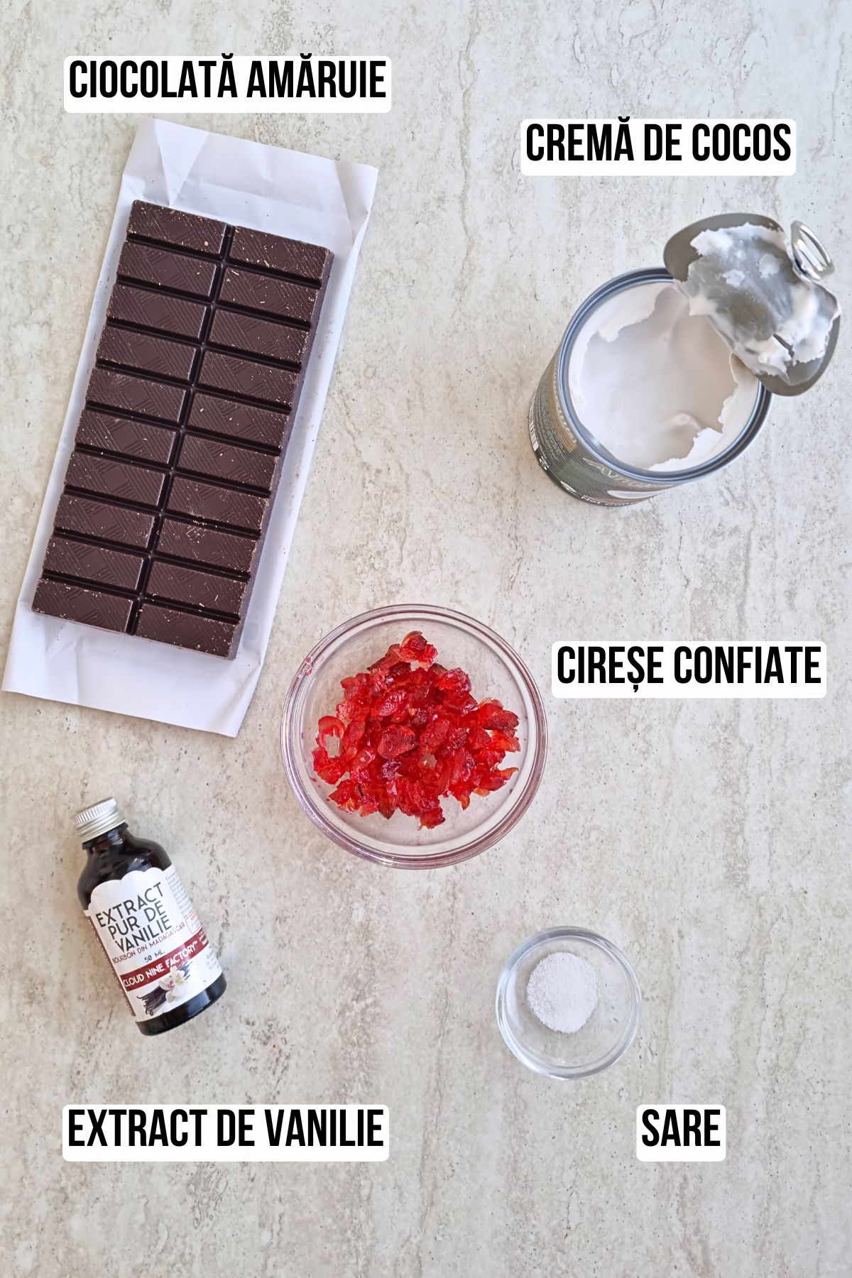 Ingrediente pentru crema de ciocolată de post: ciocolată amăruie, cremă de cocos, cireșe confiate tocate, extract de vanilie și sare