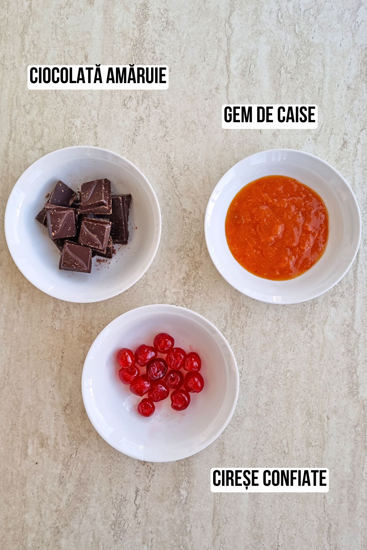 Ingrediente pentru decorul tortului de post: ciocolată amăruie, gem de caise și cireșe confiate