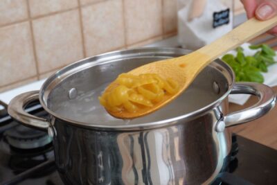 Fierberea pastelor în apa clocotită cîn oală de inox