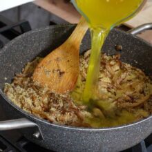 Se toarnă supa de legume peste couscous cu ciuperci sotate – pas important în rețeta de post