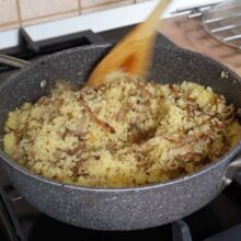 Couscous cu ciuperci sotate amestecat în tigaie – rețetă simplă și rapidă de post