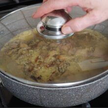 Couscous cu ciuperci acoperit cu capac pentru hidratare – preparare corectă fără fierbere