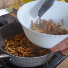 Ciupercile sotate se separă temporar din tigaie – truc pentru o textură perfectă în couscous