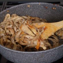 Ciuperci sotate cu ceapă și usturoi – bază aromată pentru couscous de post