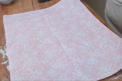 Aluatul de gogoși lăsat la dospit sub un prosop curat, pentru a crește în volum.